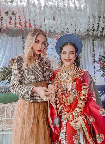 Cô dâu Hậu Giang tiết lộ, trong lễ đính hôn, vợ chồng cô được hai bên gia đình trao tặng hơn 10 cây vàng, hai bộ trang sức bạch kim và hột xoàn. Gia đình nhà trai còn trao tặng nhiều quà cưới hơn nữa nhưng không chia sẻ tại lễ đính hôn.