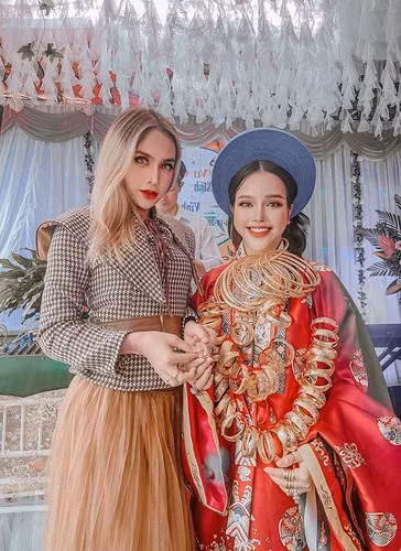 Cô dâu Hậu Giang tiết lộ, trong lễ đính hôn, vợ chồng cô được hai bên gia đình trao tặng hơn 10 cây vàng, hai bộ trang sức bạch kim và hột xoàn. Gia đình nhà trai còn trao tặng nhiều quà cưới hơn nữa nhưng không chia sẻ tại lễ đính hôn.