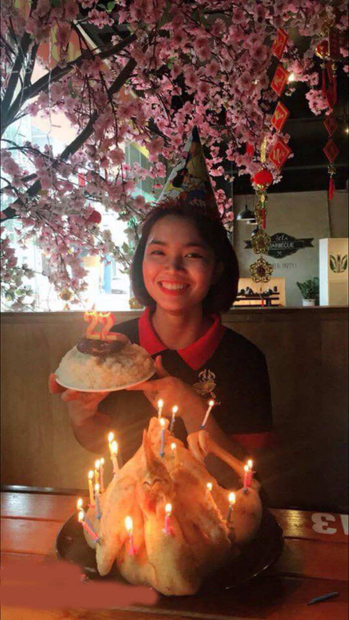 Bởi lẽ vào dịp Tết Âm lịch 1 số nơi không mua được bánh sinh nhật khi hàng quán đóng cửa nên nhiều gia đình tận dụng luôn bánh chưng rồi cắm nến thắp hàng ngày.