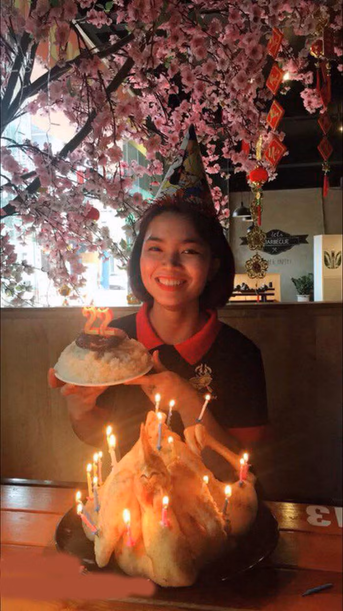 Bởi lẽ vào dịp Tết Âm lịch 1 số nơi không mua được bánh sinh nhật khi hàng quán đóng cửa nên nhiều gia đình tận dụng luôn bánh chưng rồi cắm nến thắp hàng ngày.