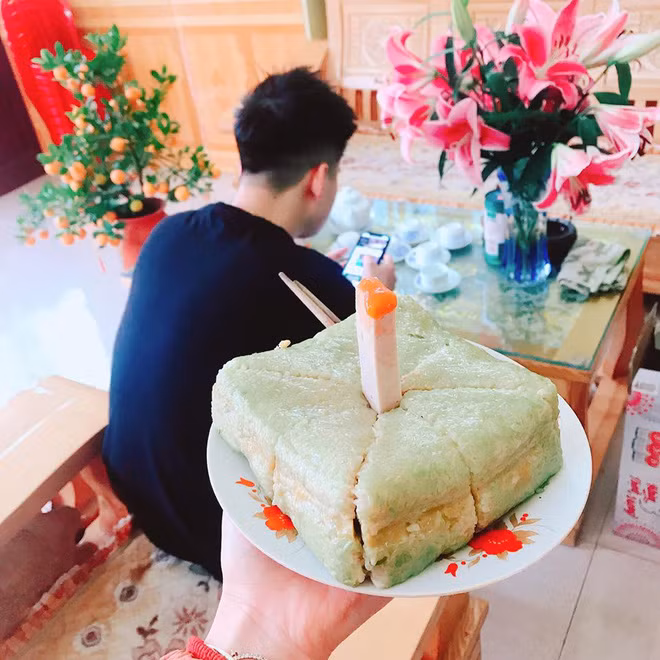 Cư dân mạng không ít lần “khóc thét” khi đăng tải hình ảnh sinh nhật ngập trong bánh chưng, thịt gà, giò chả.