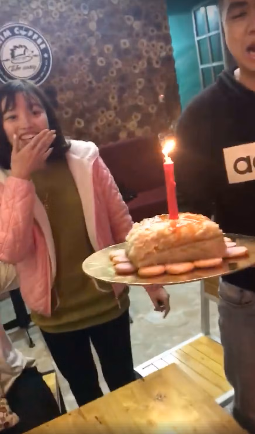 Thay vì được tổ chức linh đình như ngày thường thì những người có sinh nhật trùng Tết thì tiệc cũng tổ chức có phần sơ sài hơn khi tận dụng lại bánh kẹo, hoa quả ngày Tết.