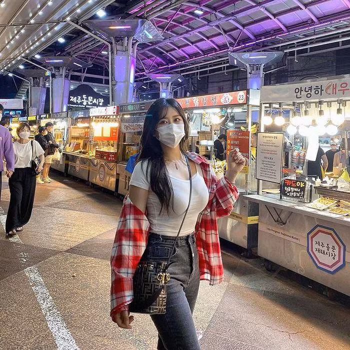 Cũng nhờ nhan sắc "trời cho", Ryu Hyo Seon nổi lên như một người mẫu nghiệp dư, nhận được sự quan tâm, chú ý của đông đảo mọi người.