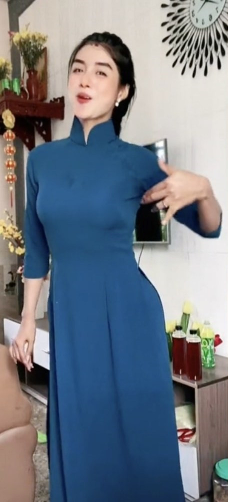 Kể cả vậy, thân hình chuẩn ba vòng của cô giáo hot girl này vẫn khiến bao chị em ngưỡng mộ.