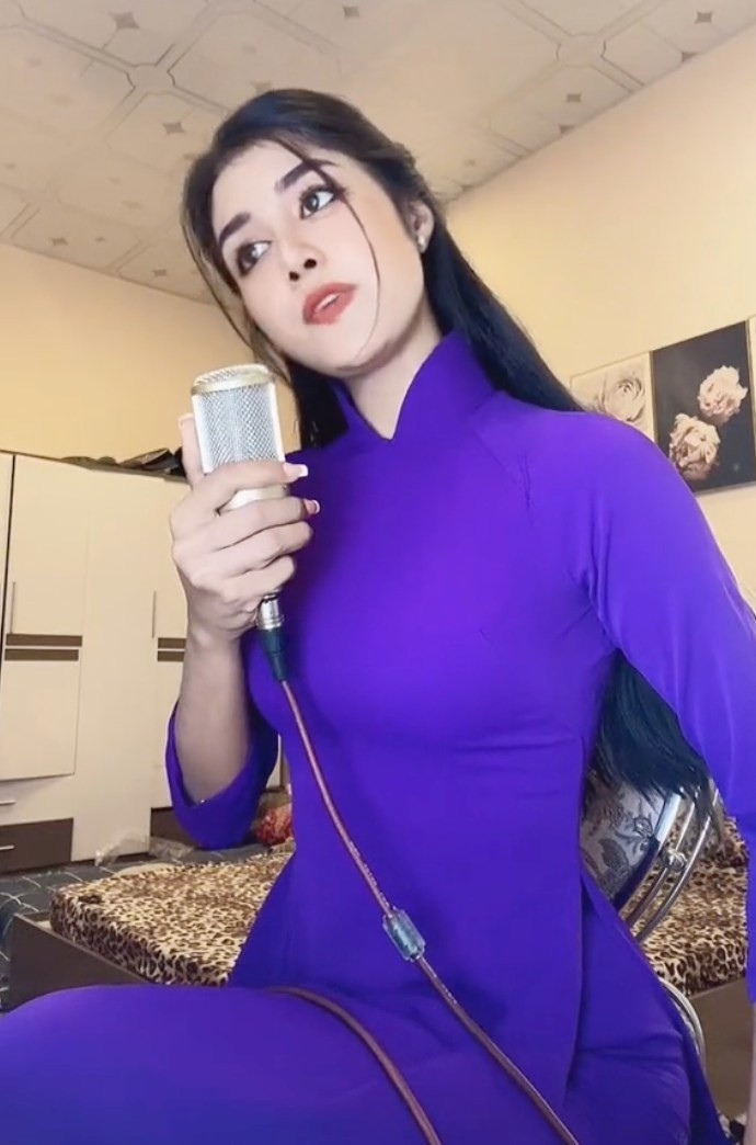 Dù miệng thừa nhận có sửa nhưng Út Diên lại không ngừng lấy tay tác động mạnh vào mũi như thể đang chứng minh gương mặt của bản thân hoàn toàn tự nhiên. Cách đáp trả khéo léo của cô đã khiến rất nhiều người xem thích thú.