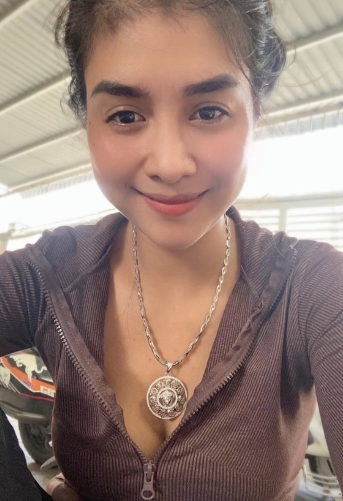 Cũng bởi sở hữu nhan sắc xinh đẹp nên Út Diên lúc nào cũng bị nghi ngờ sửa mặt. Trước những bình luận đó, cô giáo xinh đẹp này không ngần ngại quay clip đáp trả.