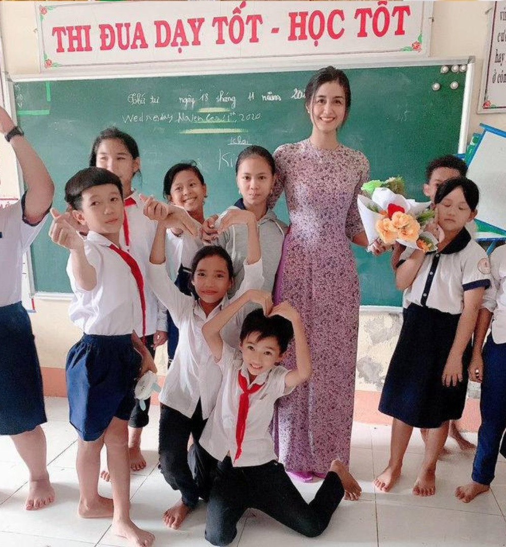 Không chỉ tài giỏi, nữ giáo viên này còn rất được dân mạng yêu mến nhờ sở hữu vẻ ngoài xinh xắn, nụ cười dễ thương cùng thân hình đẹp chẳng kém Hoa hậu. Bản thân cô cũng rất thoải mái khoe gương mặt mộc đẹp không tì vết của mình.