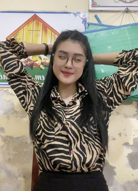 Nhờ sở hữu vẻ ngoài xinh đẹp, cách nói chuyện duyên dáng, nhẹ nhàng, cô giáo Thị Út Diên rất được lòng học trò. Lúc nào các học sinh cũng vây quanh cô, xin được chụp hình cùng.