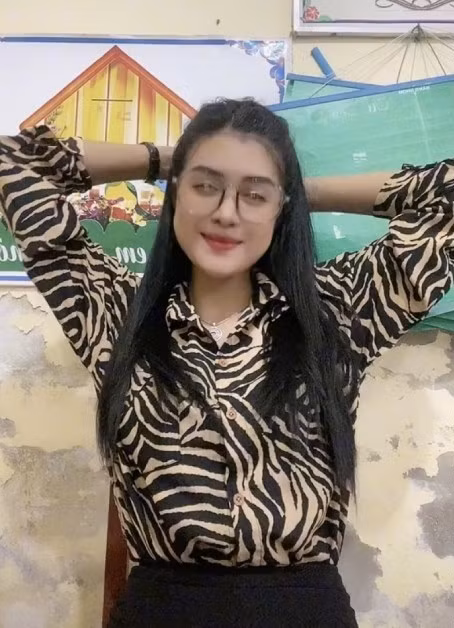 Nhờ sở hữu vẻ ngoài xinh đẹp, cách nói chuyện duyên dáng, nhẹ nhàng, cô giáo Thị Út Diên rất được lòng học trò. Lúc nào các học sinh cũng vây quanh cô, xin được chụp hình cùng.