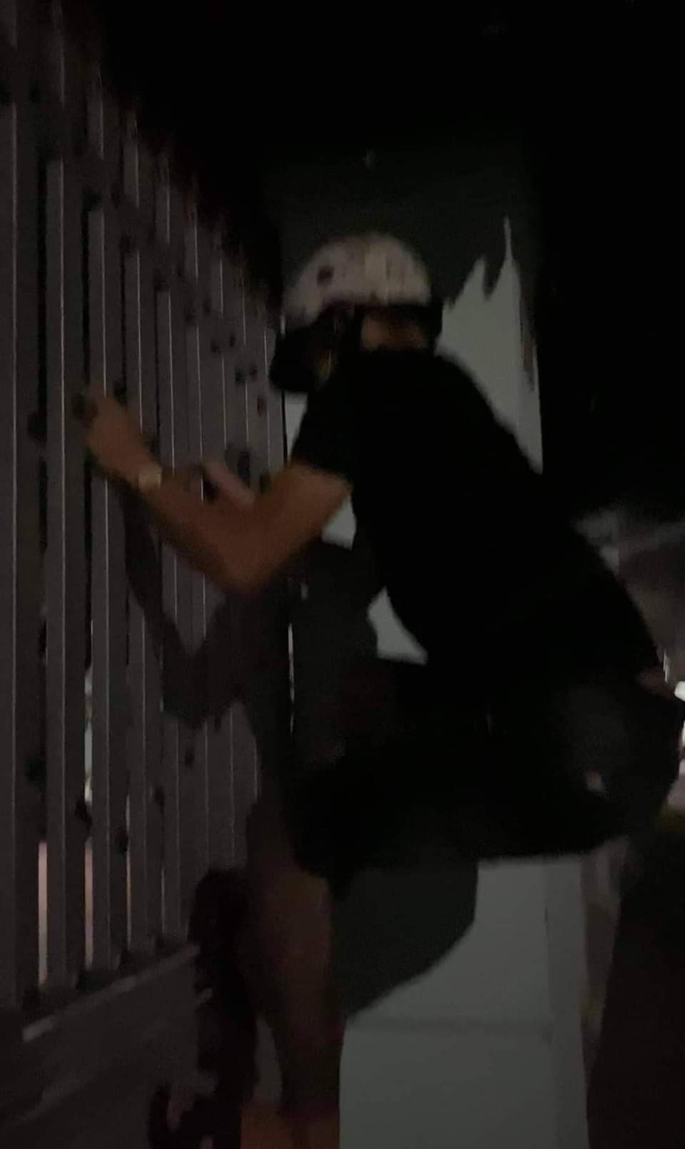 Đến trước một ngôi nhà, chàng trai nhanh như thoắt đu cử để với những quả xoài vươn ra ngoài.