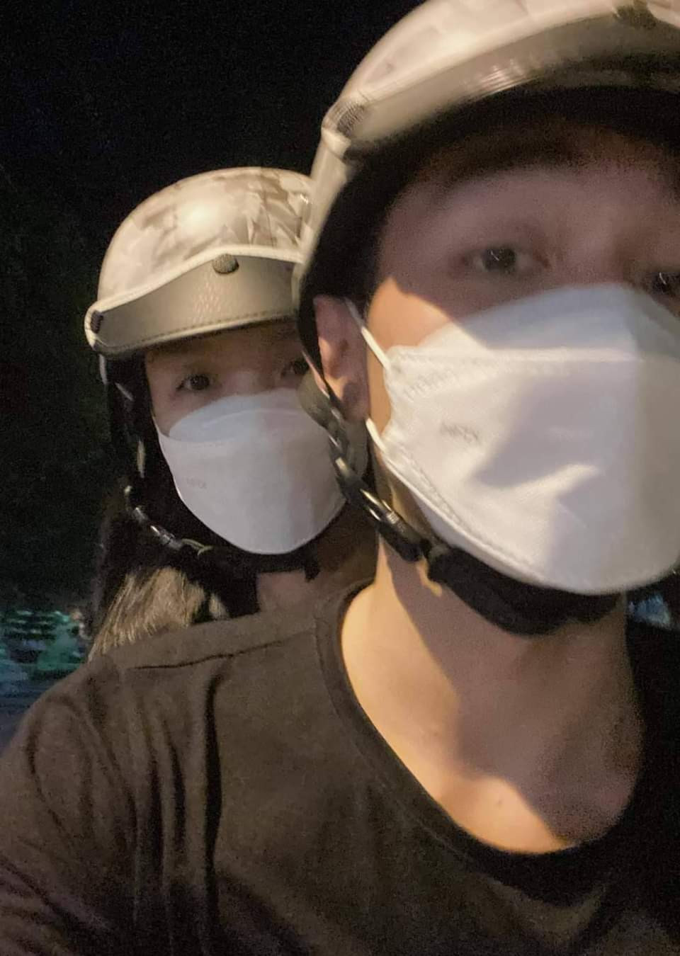 "Dừng hình" đôi chút, lục lại trí nhờ, anh chàng có cách giải quyết khiến ai theo dõi cũng phải ngã ngửa. Cụ thể, chắc ăn nhất cho việc chọn được xoài chua, nam chính rủ bạn gái đi hái trộm.