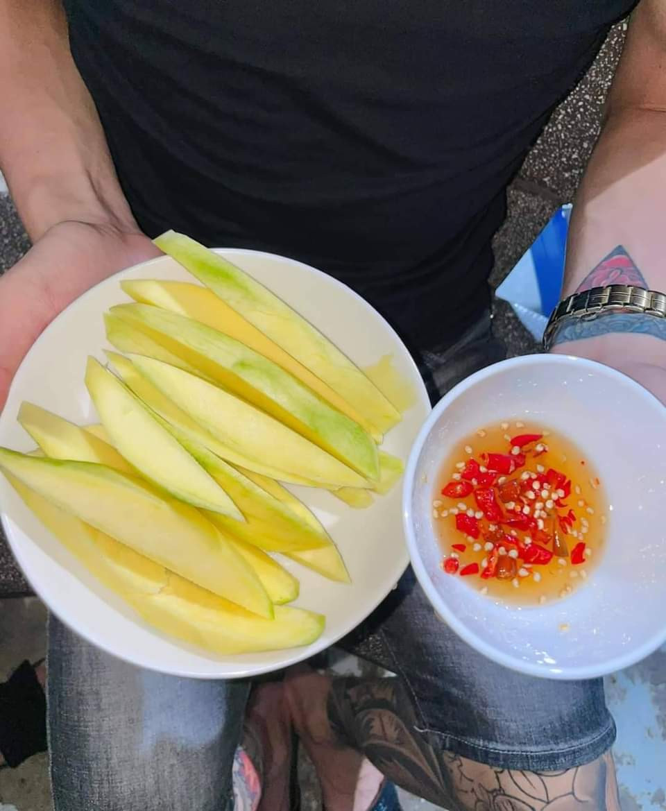 Sau khi toàn cảnh vụ hái trộm xoài trên được đăng tải, netizen đưa ra 2 chiều suy nghĩ. Một phần dân mạng khen ngợi cách "giải bài" của chàng trai là vô cùng dễ thương và thông minh.