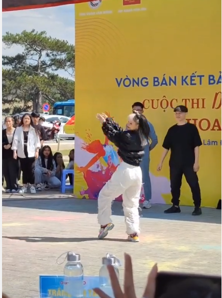 Nhiều ý kiến cho rằng hot girl TikTok CiiN không đủ trình độ và chuyên môn để làm ban giám khảo của chương trình lớn cùng những người có chuyên môn và uy tín lâu năm như Viết Thành, Huỳnh Mến.