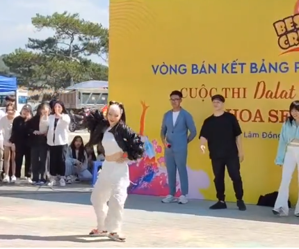 Đoán trước được vấn đề sẽ bị netizen "soi", TikToker có biệt danh "Lisa Việt Nam" từng lên tiếng rằng: "Đúng là về tuổi đời cũng như tuổi nghề CiiN không thể nào so sánh với anh Viết Thành hay chị Huỳnh Mến và mọi người nói đúng điều này nên CiiN cũng phần nào suy nghĩ tích cực lên...