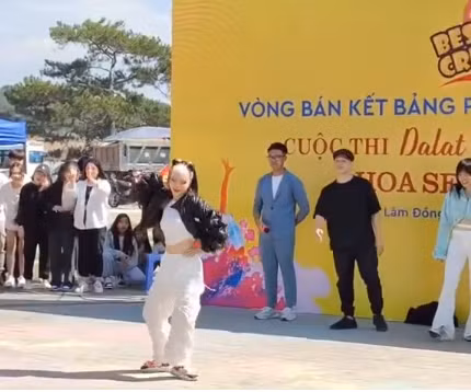 Đoán trước được vấn đề sẽ bị netizen "soi", TikToker có biệt danh "Lisa Việt Nam" từng lên tiếng rằng: "Đúng là về tuổi đời cũng như tuổi nghề CiiN không thể nào so sánh với anh Viết Thành hay chị Huỳnh Mến và mọi người nói đúng điều này nên CiiN cũng phần nào suy nghĩ tích cực lên...