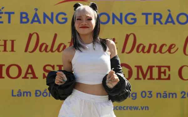 Ngồi ghế giám khảo cuộc thi nhảy, hot girl TikTok gây tranh cãi Ngoi ghe giam khao cuoc thi nhay, hot girl TikTok gay tranh cai