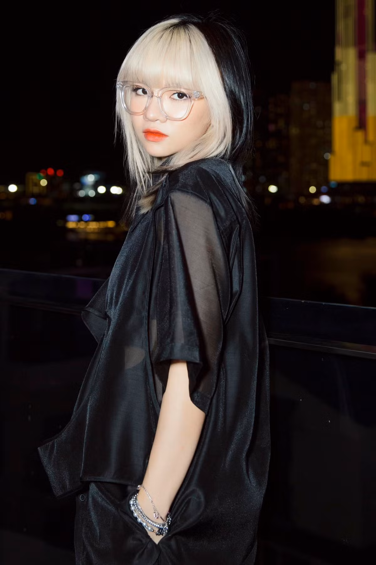 Nhưng mà CiiN cũng mong mọi người nghĩ rằng đây là bảng phong trào, cũng có nghĩa là một bảng dành riêng cho rất nhiều các bạn trẻ có sở thích về nhảy nhưng chưa phải là những thí sinh chuyên nghiệp". Hot girl TikTok triệu view từng chia sẻ trước khi ngồi ghế giám khảo.