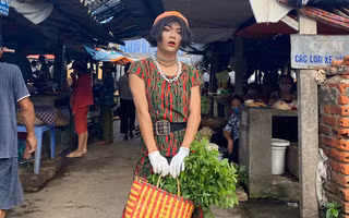 Trong số đó phải kể đến những bộ thời trang mà theo một số dân mạng có để lại bình luận với đại ý chẳng giống ai.