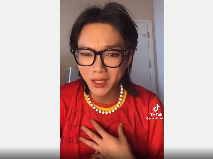 Sau khi hứng chịu màn chỉ trích từ dân mạng, Phạm Thoại đã lên tiếng và cho biết: "đó là quan điểm cá nhân, mình chia sẻ nên mình chấp nhận những ý kiến trái chiều".