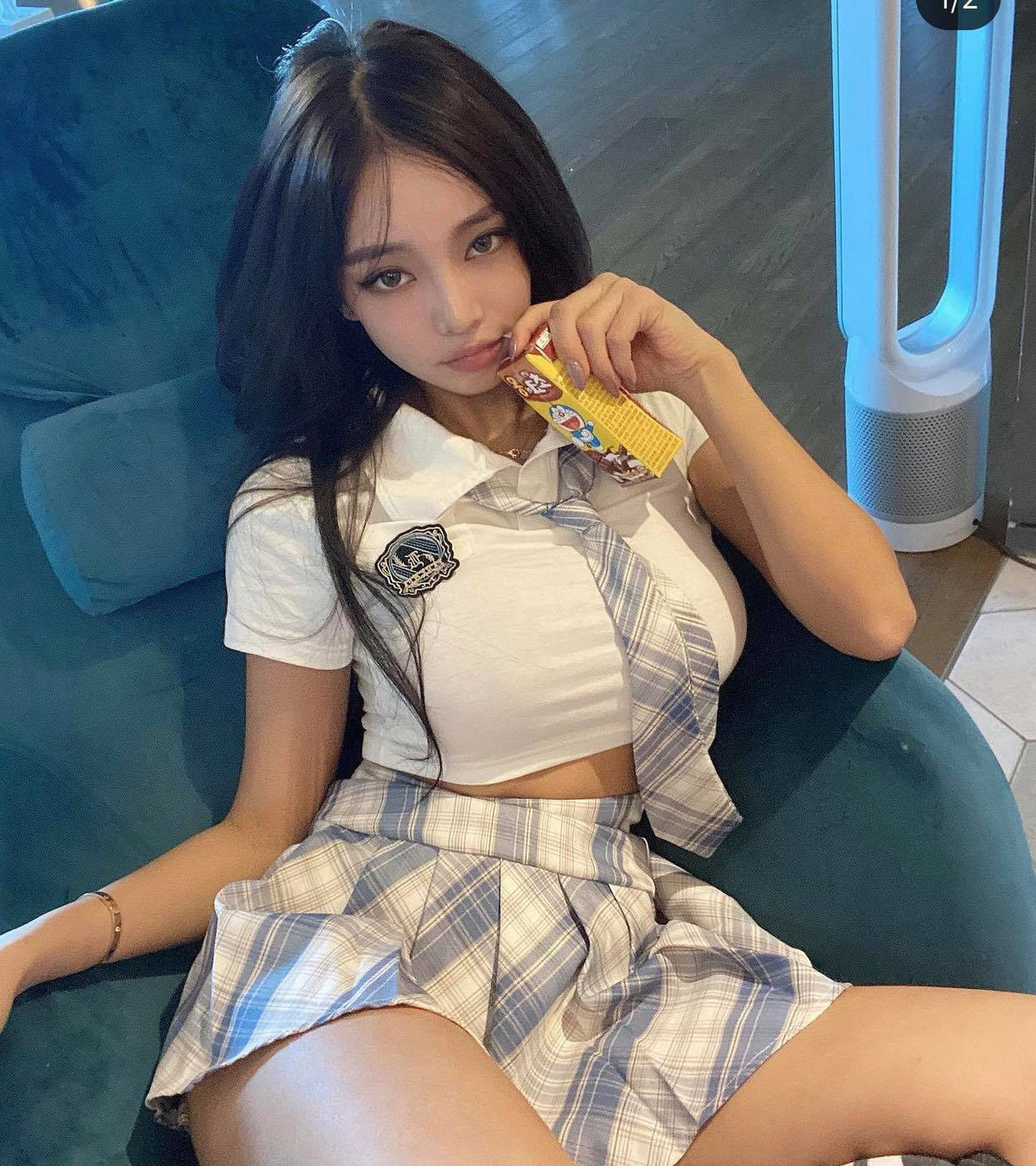 Sống trên đất Mỹ, Ji Seong vẫn “gây sốt” đường phố nhờ mặc mốt ít người dám thử, điển hình như áo tiệp màu cơ thể.