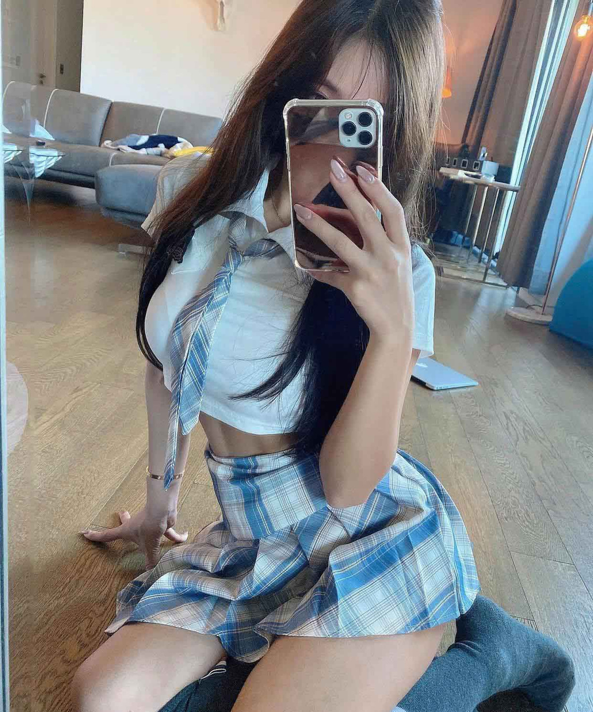 Người đẹp Hàn Quốc diện style đơn giản nhưng vẫn nổi bật nhất trên khán đài với áo croptop để lộ vòng eo “con kiến” cùng vòng 1 “khủng”.