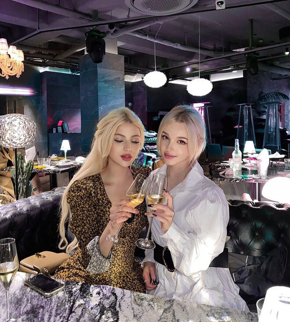 Trong làng mẫu Hàn Quốc, Elina (Uzbekistan) và Miranda (Lebanon) là cặp bạn thân nổi tiếng, cùng sinh sống và làm việc tại Seoul. Trong khi Elina hoạt động dưới trướng công ty Soon Ent, Miranda là người mẫu tự do.