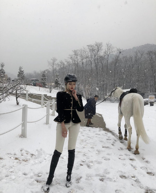 Nàng mẫu luôn nổi bật với mái tóc dài sáng màu và gương mặt được trang điểm kỹ mỗi lần xuất hiện.