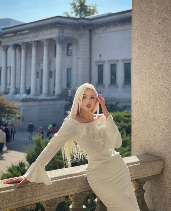 Nếu Elina thiên về nữ tính, ngọt ngào giống uzzlang (hot girl, hot boy mạng Hàn Quốc), Miranda lại có phần gợi cảm, trưởng thành hơn.