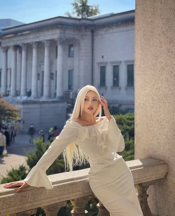 Nếu Elina thiên về nữ tính, ngọt ngào giống uzzlang (hot girl, hot boy mạng Hàn Quốc), Miranda lại có phần gợi cảm, trưởng thành hơn.