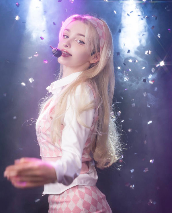 Ngoài mẫu ảnh, Elina còn đam mê ca hát và có ước mơ trở thành ca sĩ. Tháng 8/2018, cô gái sinh năm 1998 gây chú ý trên mạng xã hội Hàn Quốc khi cover ca khúc Way back home của ca sĩ Shaun. Chất giọng ngọt ngào của cô nhận được nhiều lời tán dương.