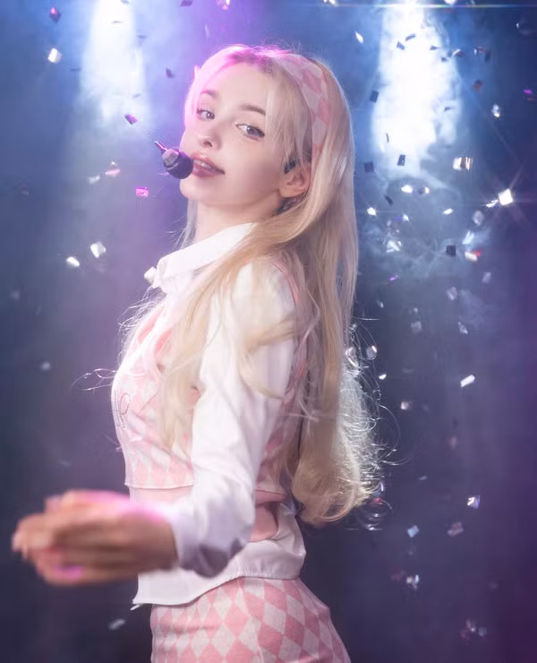 Ngoài mẫu ảnh, Elina còn đam mê ca hát và có ước mơ trở thành ca sĩ. Tháng 8/2018, cô gái sinh năm 1998 gây chú ý trên mạng xã hội Hàn Quốc khi cover ca khúc Way back home của ca sĩ Shaun. Chất giọng ngọt ngào của cô nhận được nhiều lời tán dương.