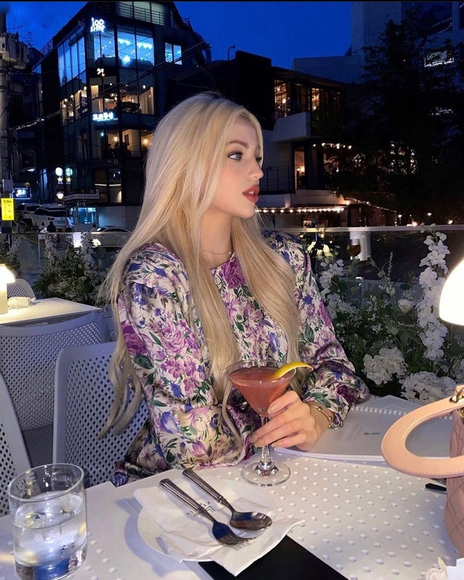 Miranda khá kín tiếng, không chia sẻ nhiều về bản thân. Trên trang cá nhân, cô chủ yếu chia sẻ ảnh selfie cũng như check-in tại các địa điểm sang trọng.