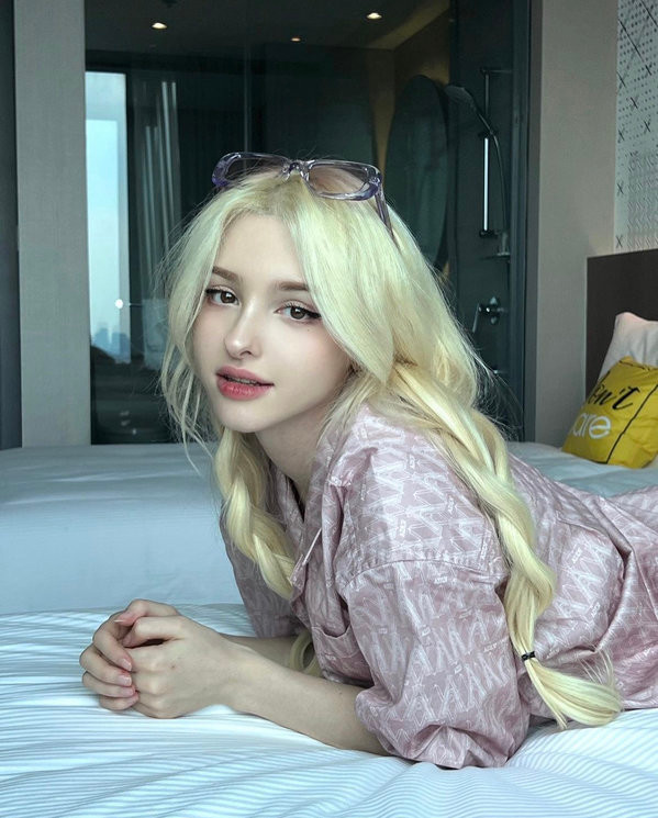 Elina chia sẻ luôn coi Hàn Quốc là ngôi nhà thứ hai của mình. Ngoài ra, cô biết nói tiếng Nga, Nhật, Anh.