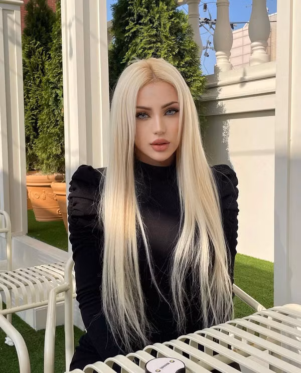 Ngày 22/4 vừa qua, Elina đón sinh nhật tuổi 23. Vì tình hình dịch bệnh ở Hàn Quốc vẫn diễn biến phức tạp, cấm tụ tập đông người, nàng mẫu không thể tổ chức tiệc mừng bên bạn bè. Thay vào đó, cô nhận được nhiều lời chúc mừng từ người theo dõi trên trang cá nhân 1,6 triệu follow.