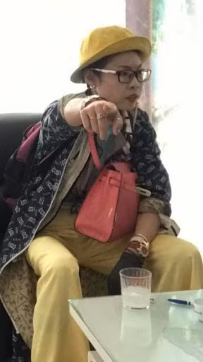 Giống như phong cách thường thấy, "thánh quỵt tiền" mang theo rất nhiều đồ rong ruổi mọi miền.