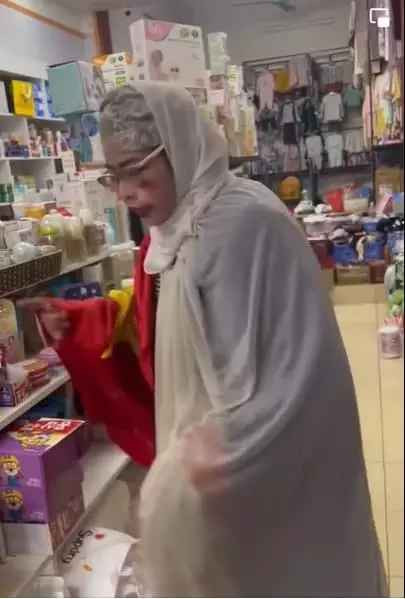 Cụ thể, trong clip "thánh quỵt" Bella bị tố "dòm ngó" đến tiền cúng ông Địa trong một shop quần áo.