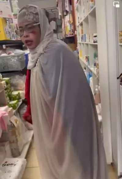 Vẫn với thái độ thách thức, Bella phủ nhận còn nói chủ shop cứ mời cơ quan chức năng đến làm việc. Cô cho biết mình đến shop thời trang để đi xem đồ.