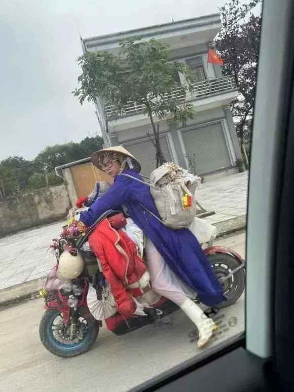 Đáng chú ý, cách trang điểm và cách ăn mặc của Bella khiến nhiều người khó hiểu.