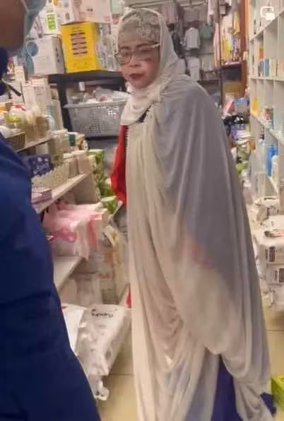 Mới đây, trên một fanpage đăng tải clip về hình ảnh mới của " hot girl ăn quỵt" cùng chia sẻ: "Bella định thực hiện phi vụ thế kỉ nhưng không thành công. Cơ mà hóa trang cũng ấn tượng ấy".