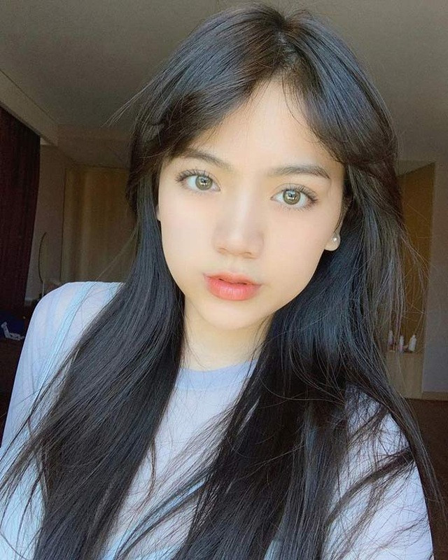 Sau khi dậy thì, hot girl Lâm Đồng ngày càng phổng phao, gợi cảm. Cô nàng cũng thay đổi gu ăn mặc, phóng khoáng và hiện đại hơn.