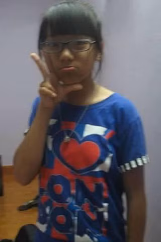 Bởi thế, khi khoe bức ảnh thời "chưa dậy thì" lên trang cá nhân, hot girl Lâm Đồng khiến không ít người sững sờ. Khó có thể tin, Bảo Hân Helia cũng từng có thời da đen mắt cận, tóc tai bù xù, thân hình ốm nhom ốm nhách như vậy.