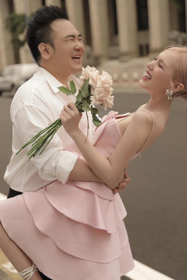 Sau đám cưới bạc tỷ cùng hot girl Xoài Non, Xemesis càng được mọi người chú ý nhiều hơn. Hiện tại, nam streamer vẫn tiếp tục stream nhưng tần suất không còn nhiều như trước. Thay vào đó, anh tập trung cho công việc kinh doanh nhà hàng.