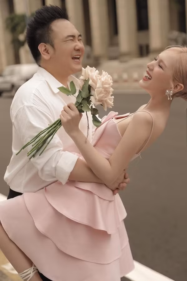 Sau đám cưới bạc tỷ cùng hot girl Xoài Non, Xemesis càng được mọi người chú ý nhiều hơn. Hiện tại, nam streamer vẫn tiếp tục stream nhưng tần suất không còn nhiều như trước. Thay vào đó, anh tập trung cho công việc kinh doanh nhà hàng.