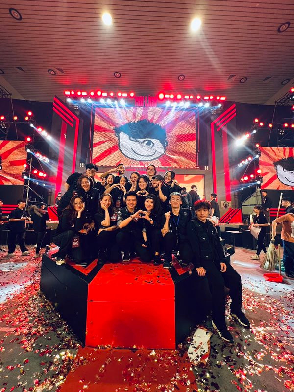 Sự kiện offline của Độ Mixi còn có sự góp mặt của Hòa Minzy, Đen Vâu và một loạt các streamer khác. Trong đó không thể thiếu 3 người bạn thân của anh là Xemesis, PewPew và ViruSs. Có thể nói, ở thời điểm hiện tại, cả sự nghiệp cũng như cuộc sống hôn nhân của Độ Mixi đều viên mãn.