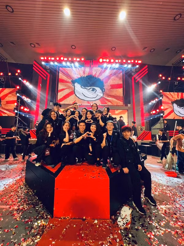 Sự kiện offline của Độ Mixi còn có sự góp mặt của Hòa Minzy, Đen Vâu và một loạt các streamer khác. Trong đó không thể thiếu 3 người bạn thân của anh là Xemesis, PewPew và ViruSs. Có thể nói, ở thời điểm hiện tại, cả sự nghiệp cũng như cuộc sống hôn nhân của Độ Mixi đều viên mãn.