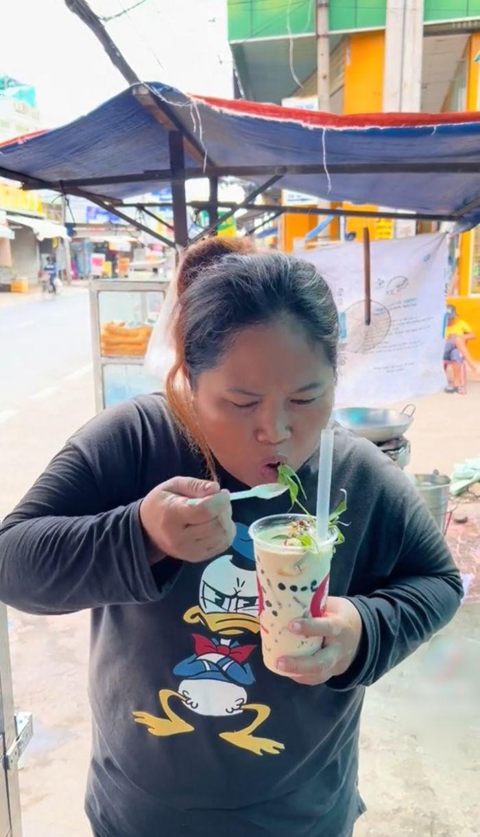 "Kiểu ăn uống này là phá hoại văn hóa ẩm thực chứ phá cách gì! Nó đang làm mất đi vẻ đẹp của ẩm thực truyền thống, mất đi ý nghĩa hương vị tinh túy. Đây không phải là độc đáo mà là độc hại"; "Tôi rùng mình và cảm thấy ghê rợn trước những clip đua theo trào lưu ăn uống kiểu này. Đừng vì câu like, câu view mà làm những hành động bất chấp sức khỏe", một số quan điểm về trend trà sữa hột vịt lộn.