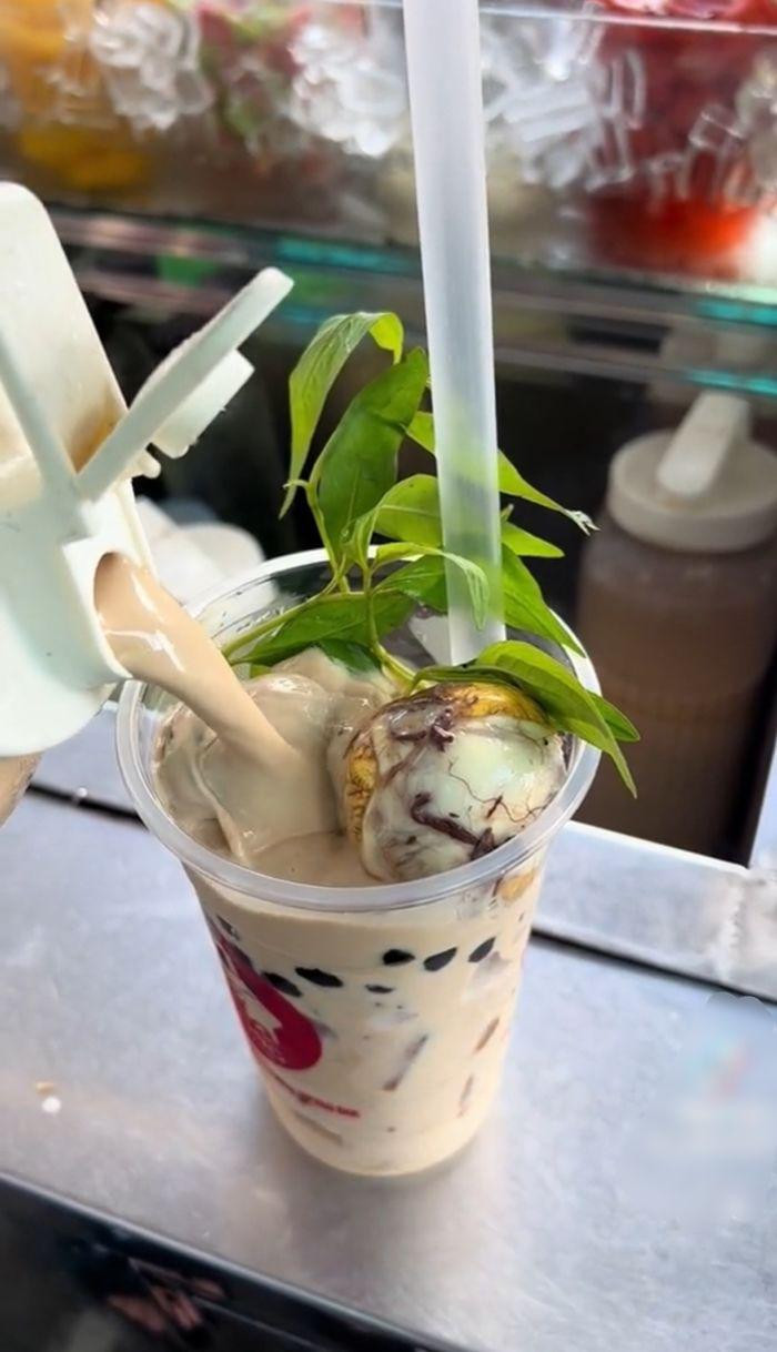 "Thay vì đi ăn hột vịt lộn rồi lại đi uống trà sữa, mình có thể làm cả hai việc cùng một lúc", một bạn trẻ thích thú bình luận. Bạn trẻ khác cho biết: "Mình đã thử món này, ăn rất ghiền nha, mà không bị tào tháo ghé thăm"...