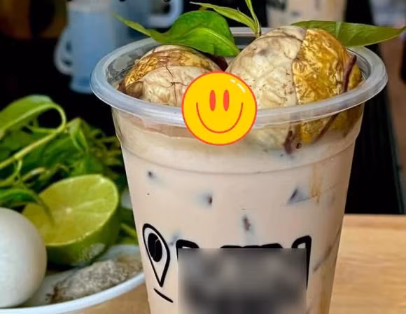 Không dừng chân ở TikTok, người dùng Facebook cũng đang dần cập nhật món ăn độc đáo này bằng hàng loạt clip tự chế biến và thưởng thức tại nhà. Sự kết hợp kỳ quái giữa hột vịt lộn và trà sữa khiến khán giả người thì thích thú, người lại rùng mình.