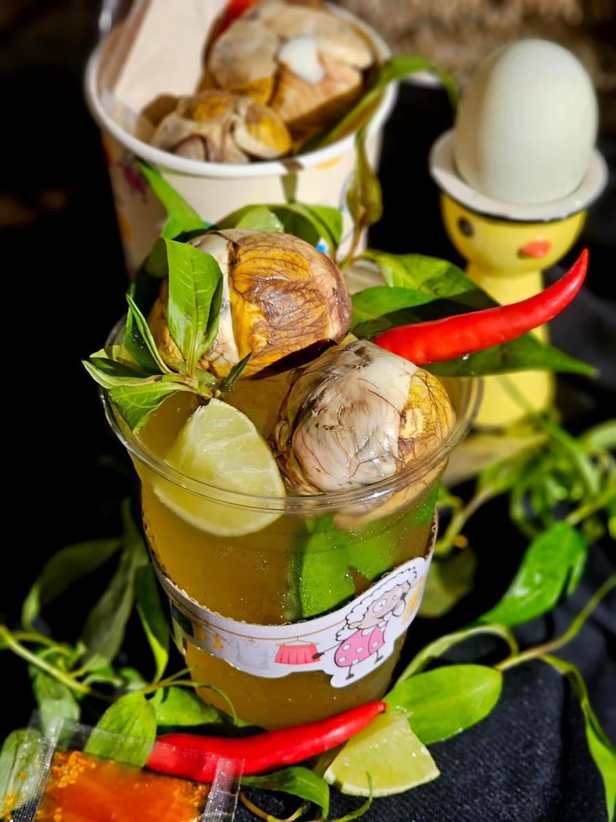 Trước đó, hột vịt lộn từng xuất hiện trong nhiều món nước. Điển hình như trà chanh hột vịt lộn...