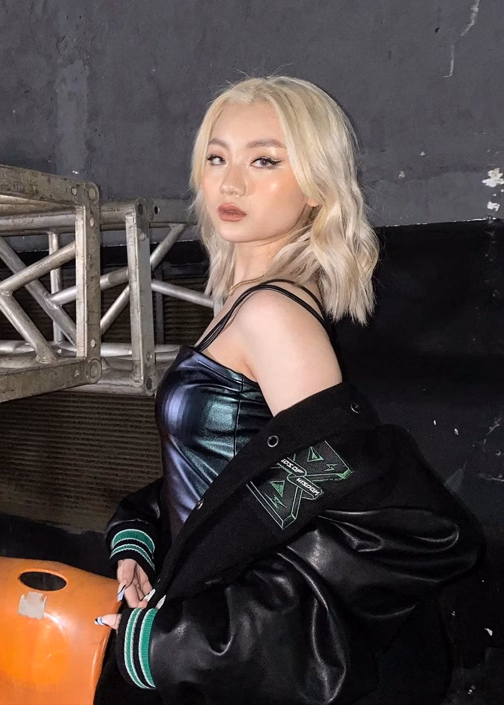 Bên cạnh đó, rapper Kellie cũng thu hút sự chú ý bởi ngoại hình “cool ngầu” cùng phong cách trang điểm, ăn mặc khá chất. Những bức hình rapper 18 tuổi chia sẻ trên mạng xã hội đều nhận được nhiều sự yêu thích của cộng đồng mạng.